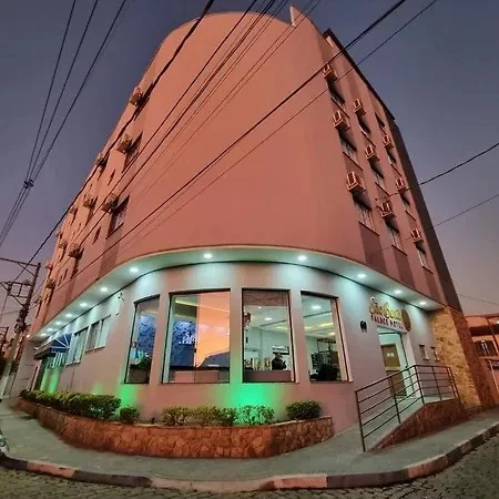 Fachada do hotel à noite