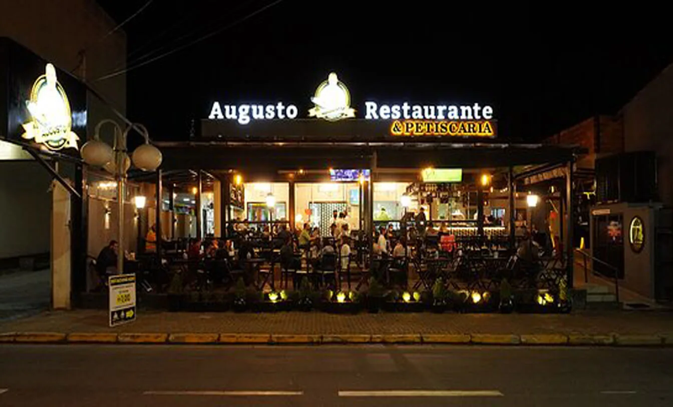 Fachada iluminada do Augusto Restaurante.