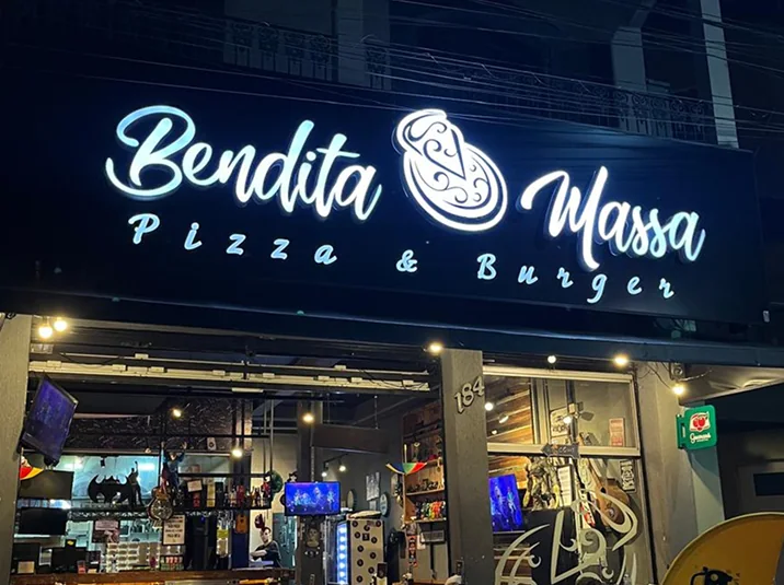 Fachada da Bendita Massa Pizza & Burger, foto do site oficial.